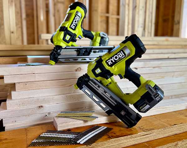 Milwaukee 2743-20 M18 Fuel 15 Gauge 18V 30° Angled Finish Nailer