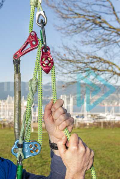 Best carabiner for rope wrench Factors to consider when selecting a carabiner for a rope wrench