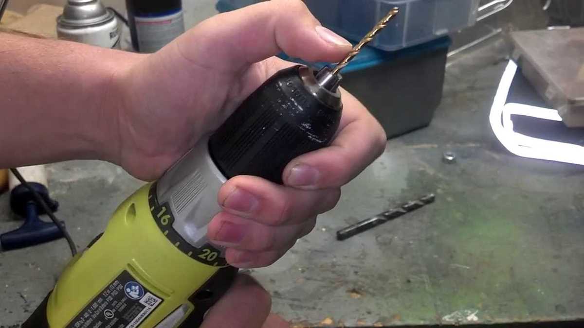 How to Change a Drill Bit: Step-by-Step Guide Insert the Chuck Key and Loosen the Chuck