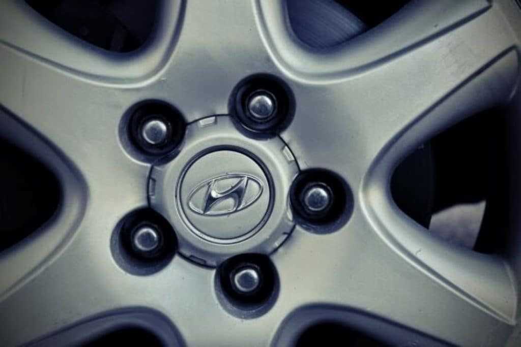 How to Remove Lug Nuts without a Wrench - Step-by-Step Guide Prepare the Required Tools