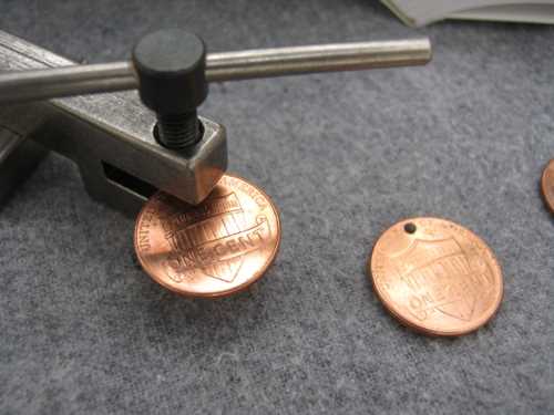 How to Make a Hole in a Coin Without Using a Drill Method 1: Using Heat