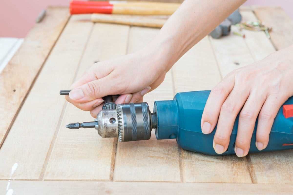 Step-by-Step Guide: How to Put a Drill Bit in a Black and Decker Drill Remove the Old Bit