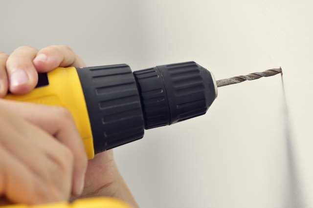 How to remove a broken drill bit from wood: Tips and tricks 2. Using a screw extractor