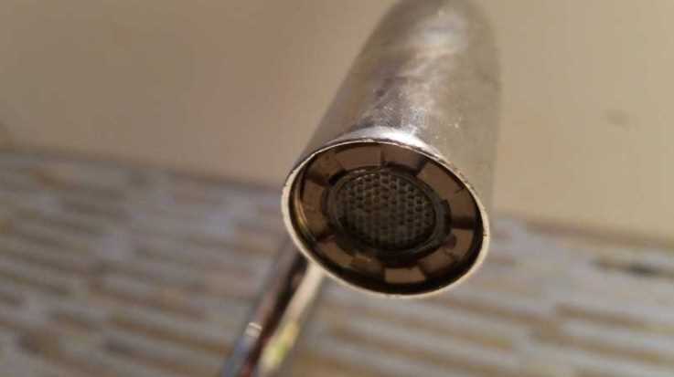 Easy Methods for Removing a Faucet Aerator without a Wrench 1. Using Pliers