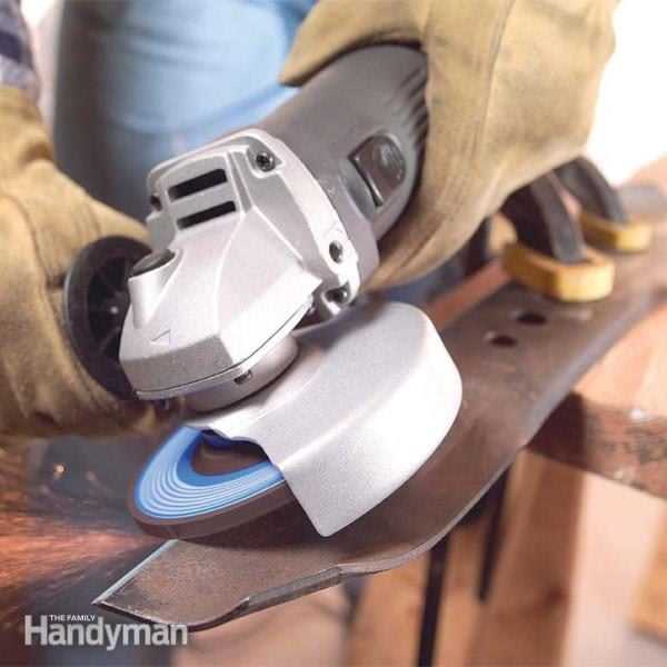 Easy ways to remove angle grinder disc without using a tool 3. Use a Soft Surface