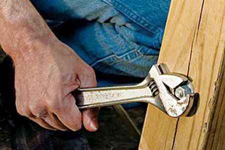 How to Properly Use a Crescent Wrench: Step-by-Step Guide Step 2: Choosing the Right Size