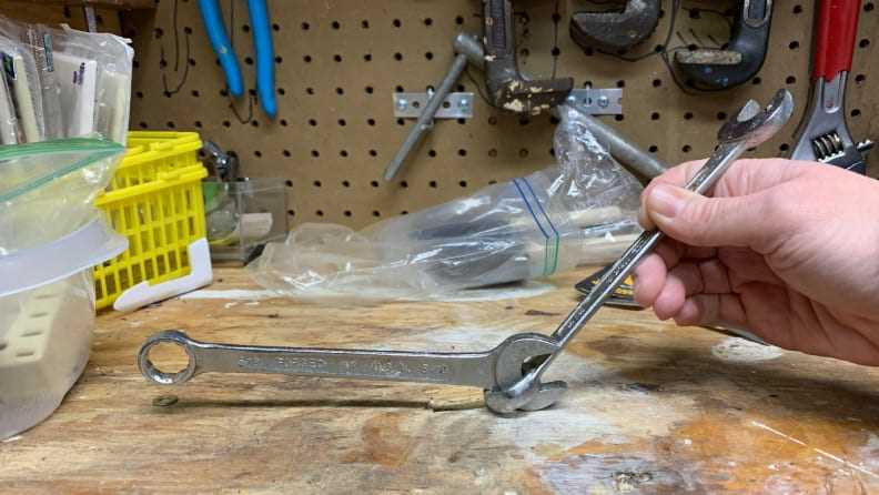What can I use instead of a spanner wrench? - Alternative tools for your DIY projects Using a Screwdriver as an Alternative Tool